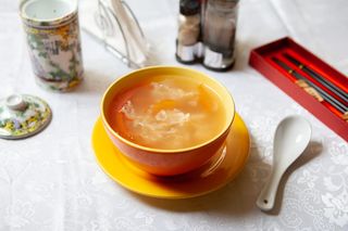 Supă picantă cu urechi de lemn albe