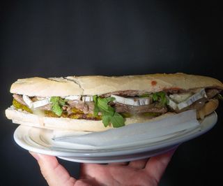 Bocadillo Caliente De Pepito De Ternera