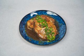 Bitka z karkówki z sosem pieczeniowym z ziemniakami