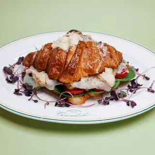 Круасан з куркою пастрамі (310г)