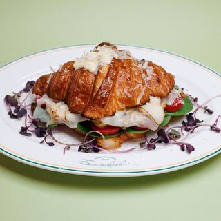 Круасан з куркою пастрамі (310г)