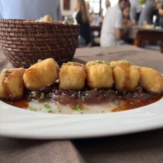 Queso De Cabra Frito Con Cebolla Caramelizada Y Miel