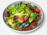 Теплый салат с кониной и гранатом