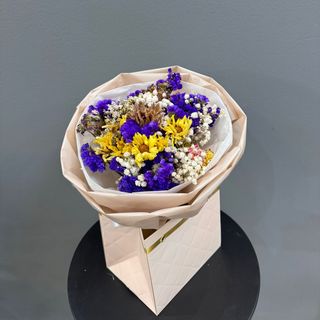 Ramo de flores secas con caja 