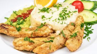 Пилешки филенца с билки на тиган със зелена салата и чери домати 300 гр.