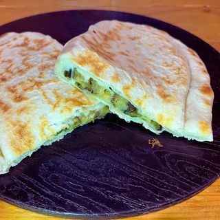 Crescione con impasto di Nonna Gemma con scamorza & zucchine grigliate