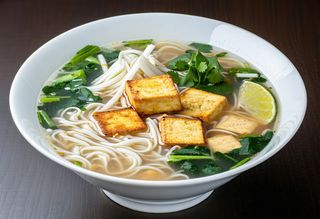 Zupa Pho Ha Noi z tofu, duża miska