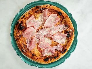 Піца з прошуто кото, жовтим мікадо та кукурудзою