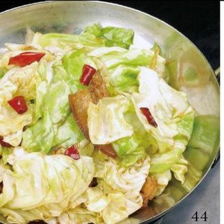 Repollo lentamente salteado con bacón y guindilla suave picante