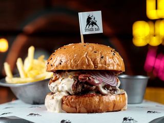 Бургер з телятиною та сиром блю чіз та картоплею фрі (300/65g)