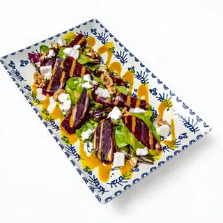 Salată Bordo de sfeclă coaptă cu nuci și brânză