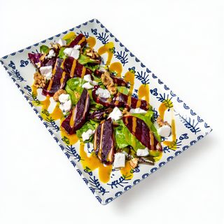 Salată Bordo de sfeclă coaptă cu nuci și brânză