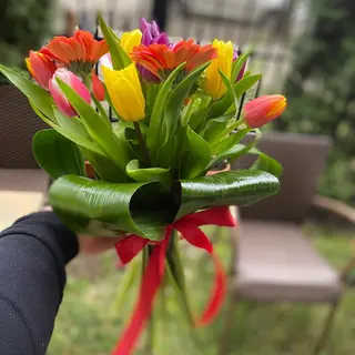 Buchet de primăvară, 11 lalele, 3 gerbera