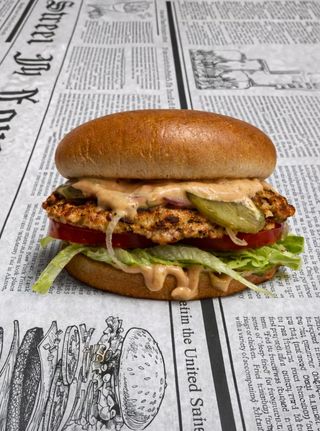 CHICKEN KBB SMASH PICANT+ CARTOFI PRĂJIȚI + BĂUTURĂ