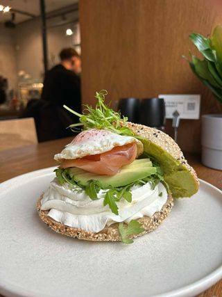 Bajgiel z wędzonym łososiem