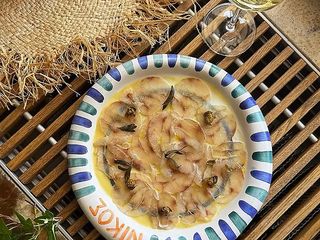 Карпачо із сібаса з хрусткими каперсами і соусом із солодкого перцю та лайму (105 г)