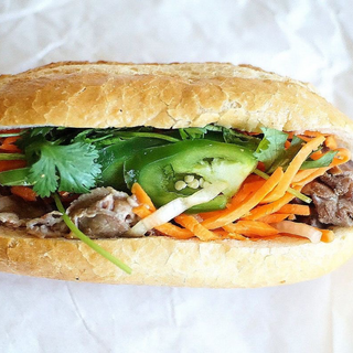 Kanapka Banh Mi z Smażony Wołowina