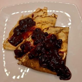 Clătite umplute cu brânză de vaci și sos din fructe de pădure 