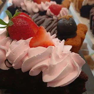 Porción tarta de chocolate con frutos rojos