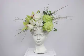 Aranjament Floral ın Vaza Venus 24 cm cu flori albe şi verzi 