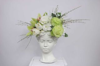 Aranjament Floral ın Vaza Venus 24 cm cu flori albe şi verzi 