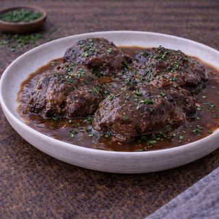 Policzki wołowe długo duszone w sosie pieczeniowym