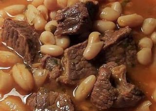 Guiso De Chícharos Con Carne Y Huevo Cuajado