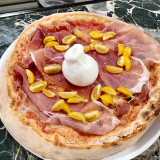 Crudo burrata e datterini gialli