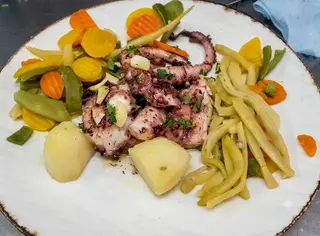 Polvo Braseado com Legumes