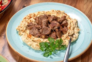 Vita gatita lent cu hummus