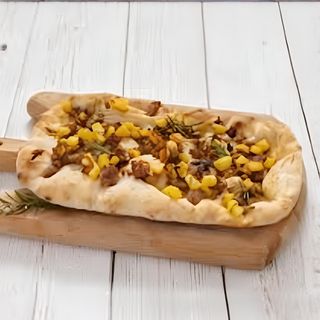 Pinsa, mozzarella, patatine fritte, wurstel