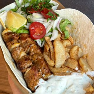 Gyros de porc cu cartofi prajiti si tzatziki de Jurilovca