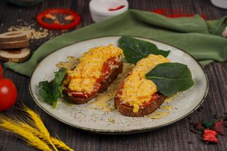 Брускетта со скремболом и колбасой (200г)