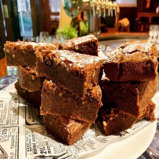 Brownie De Chocolate Y Nueces Con Helado De Galleta Oreo