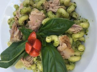 Riccioli De Pesto Con Atún Y Parmesano