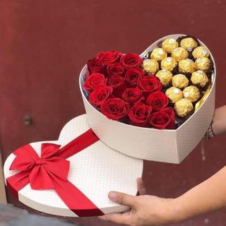 Boit de fleurs avec chocolat 