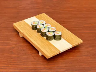 Maki Salmón con Aguacate