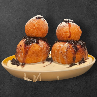 Papanași cu smântână și dulceață de afine