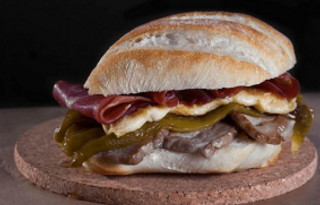 Montadito de serranito de pollo o lomo La Bodeguita