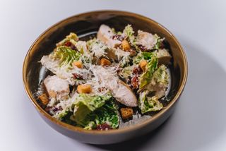 Sałatka z chrupiącym kurczakiem