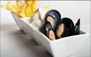 Mejillones Con Patatas Fritas