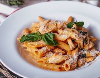 Пенне с утиной грудинкой