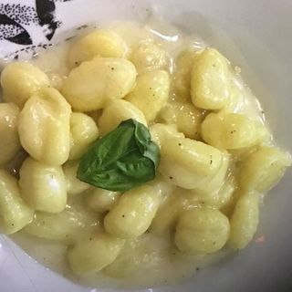 Gnocchi con salsa 4 formaggi