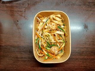 51. Ramen saltato con gamberi e verdure