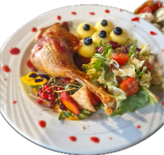 Noga z gęsi z kluskami śląskimi i karmelizowaną gruszką