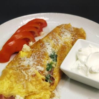 Omlet sa sirom i šunkom (DO 12h)