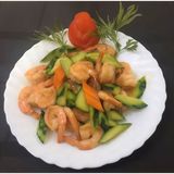 57. Langostino salteado con pepino
