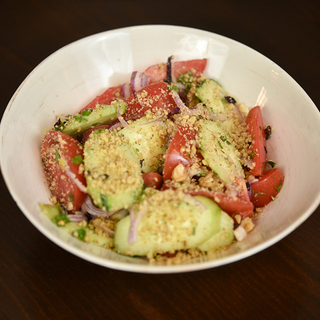 კიტრი პომიდვრის სალათი ნიგვზით და კახური ზეთით