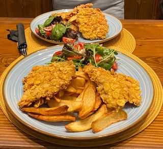 Șnițel belgian cu cartofi prăjiți și salată