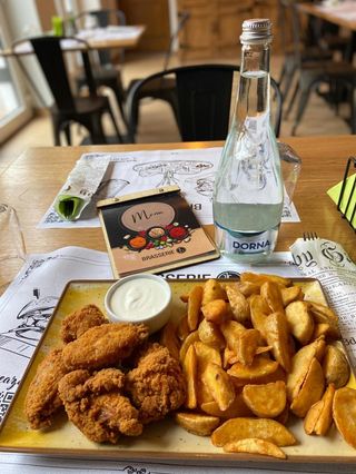 Aripioare de pui picante cu cartofi și sos de usturoi